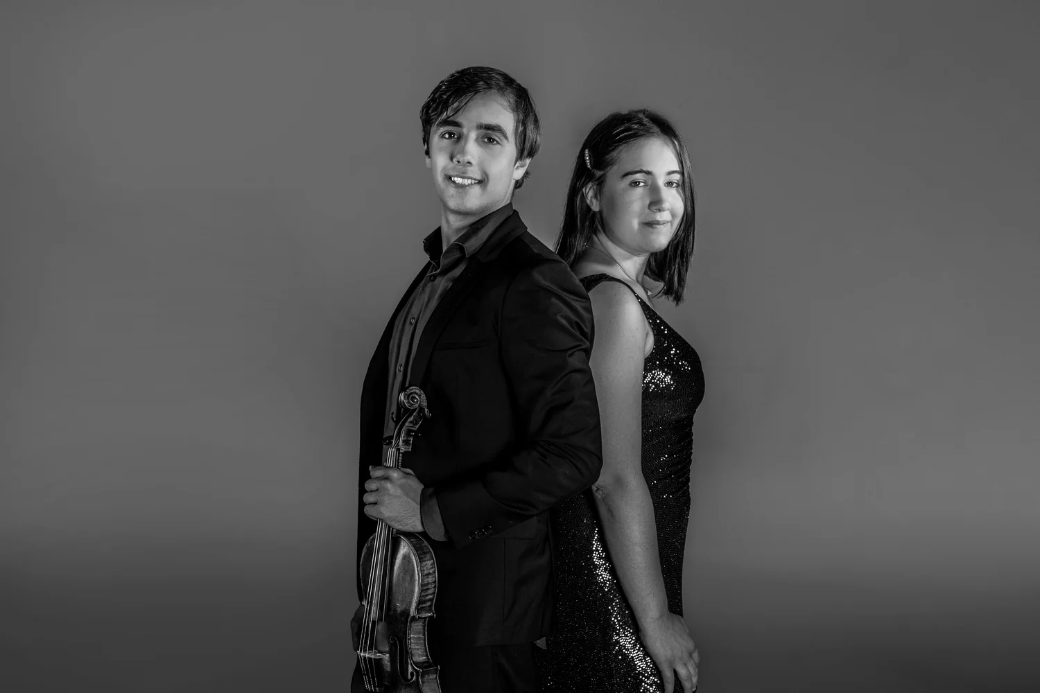 Schwarzweißporträt von Lewin und Pauline Creuz, Rücken an Rücken