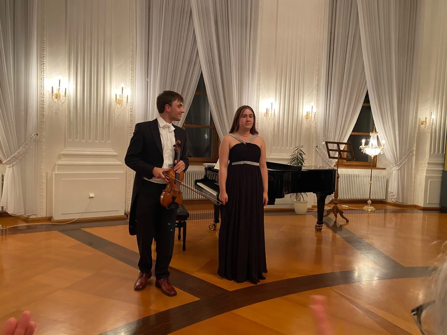 Lewin Creuz und Pauline Creuz mit Violine und Flügel im Festsaal des Klosters St. Blasien nach dem Konzert